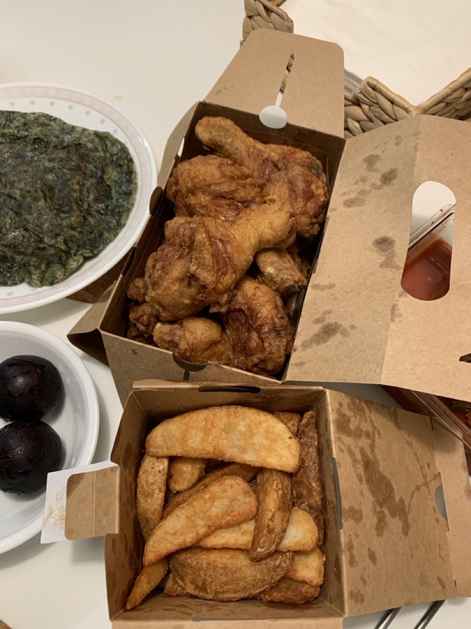 Opening a delivery box to reveal freshly fried crispy chicken inside.