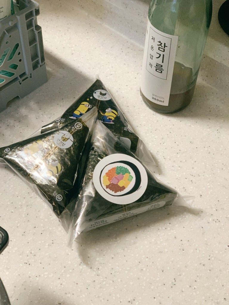 A perfectly finished and wrapped triangle kimbap.