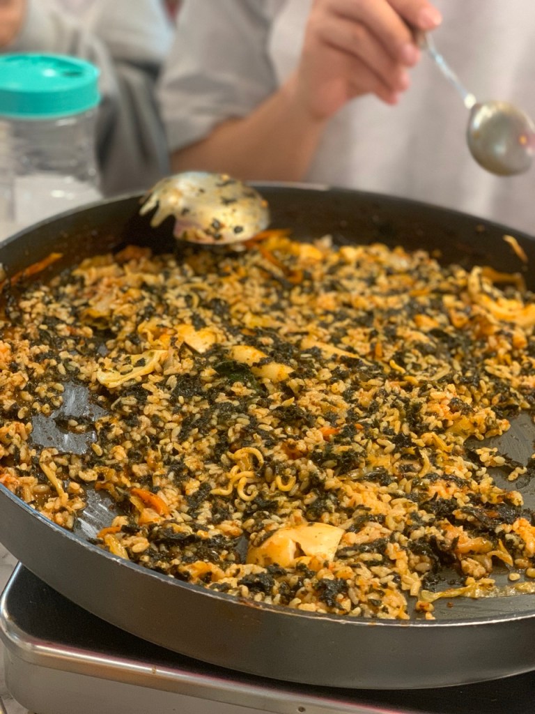 Making delicious fried rice with the remaining sauce at a Sindang-dong tteokbokki shop.