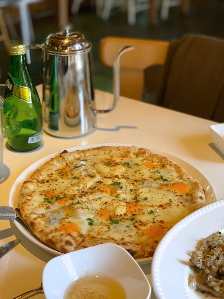 Authentic wood-fired pizza served in a beautiful Hanok setting.