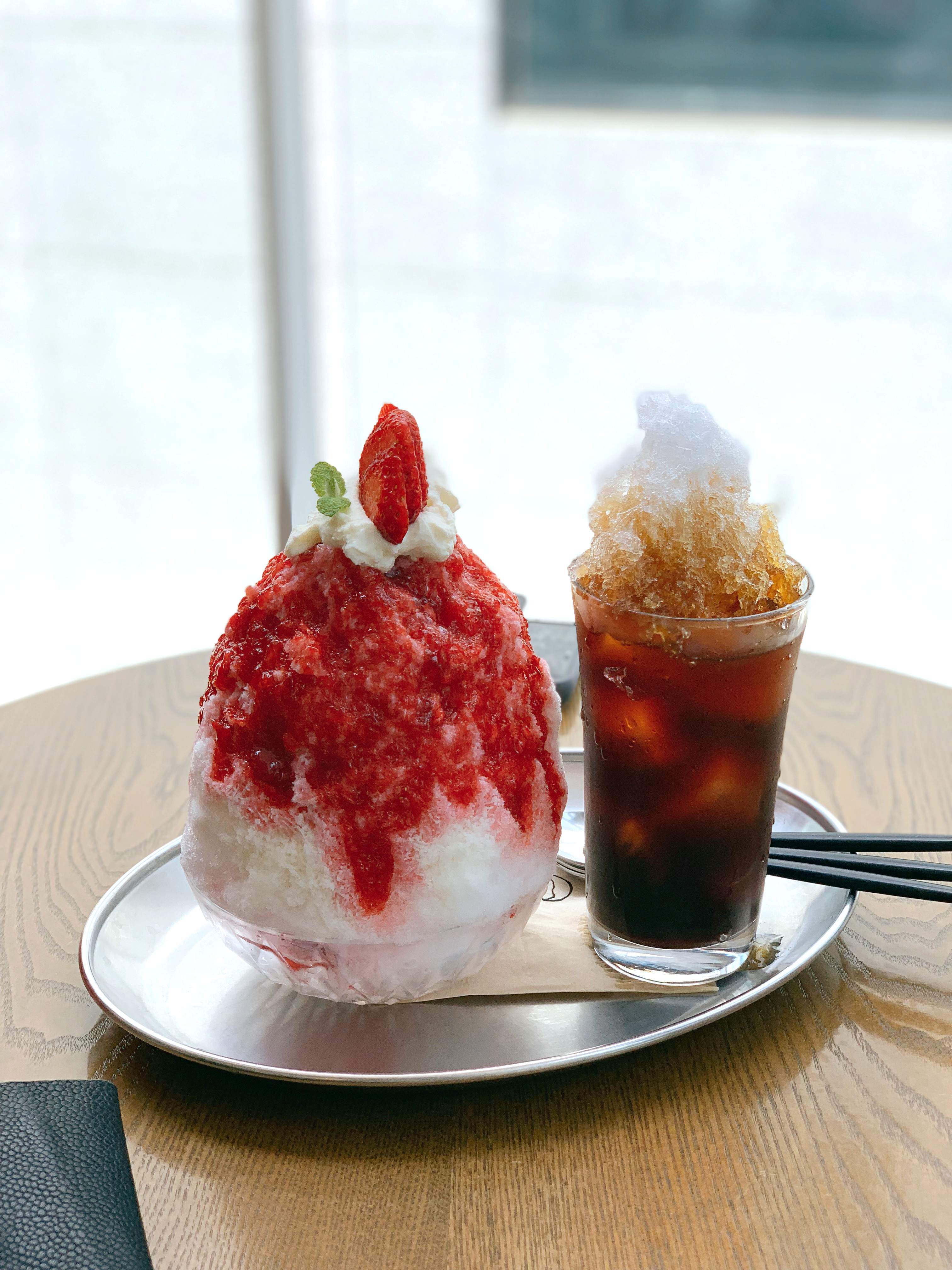 Drizzling sweet strawberry syrup over the refreshing bingsu.