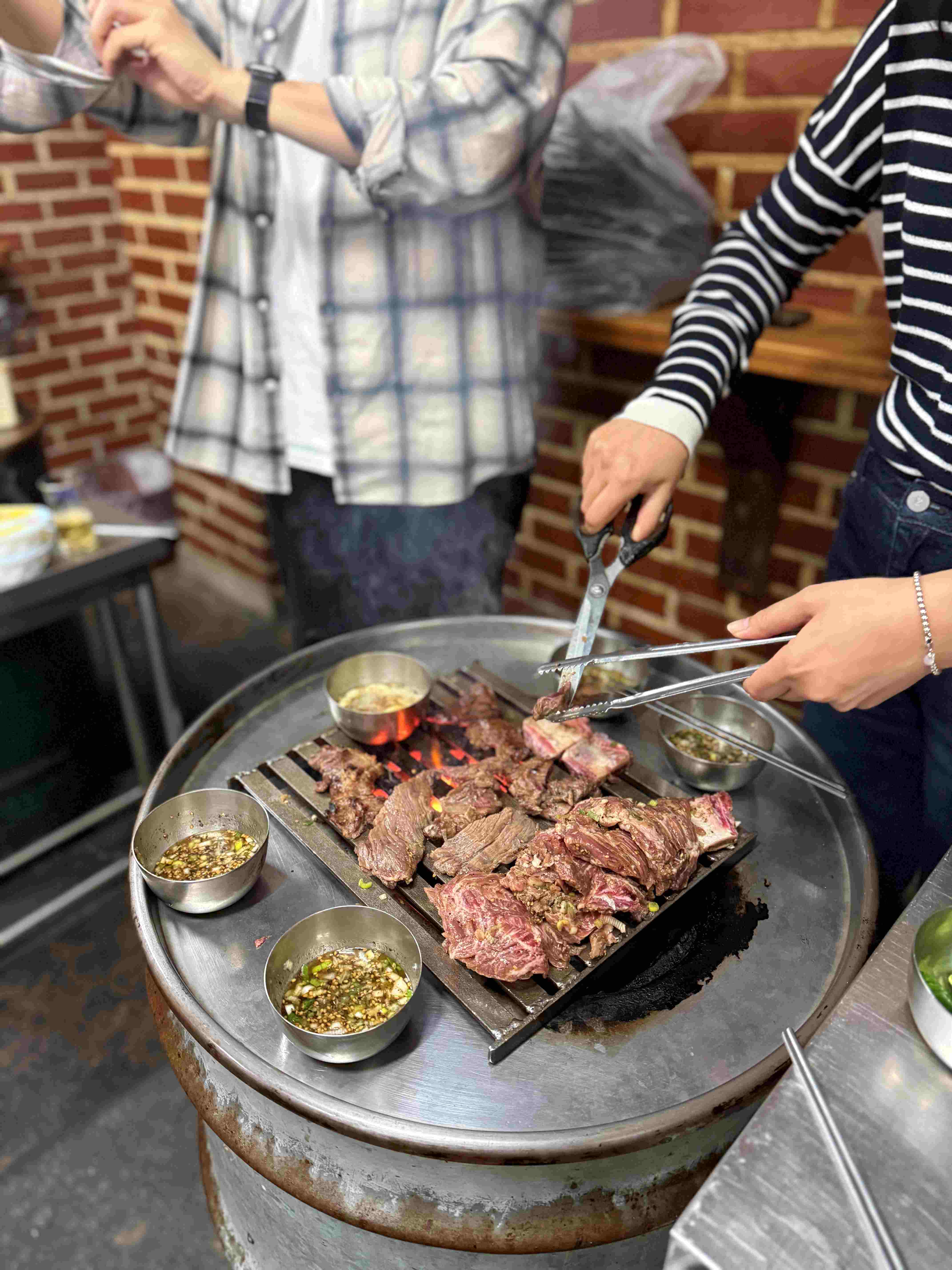 Why Koreans Stand Up to Eat BBQ? The Strange and Delicious World of “Seoseo-Galbi” (Standing BBQ)