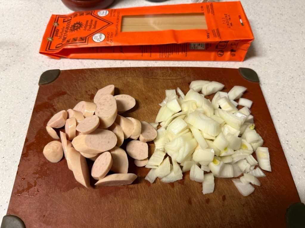 Sliced sausage and onions, essential for Napolitan flavor.