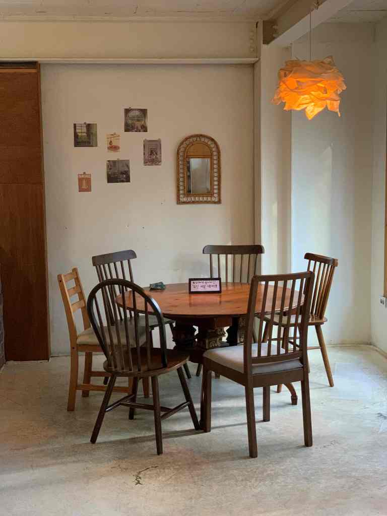 The warm and cozy wooden interior design of 5 to 7 cafe.
