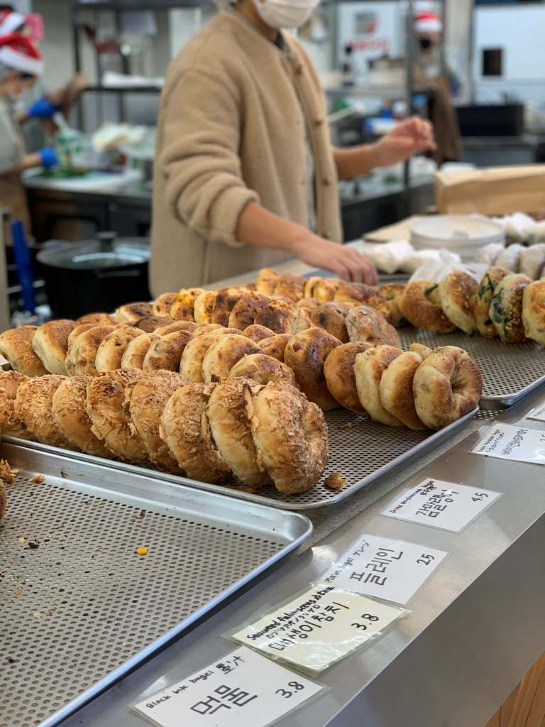 A wide variety of freshly baked bagels displayed at the Seongsu branch.