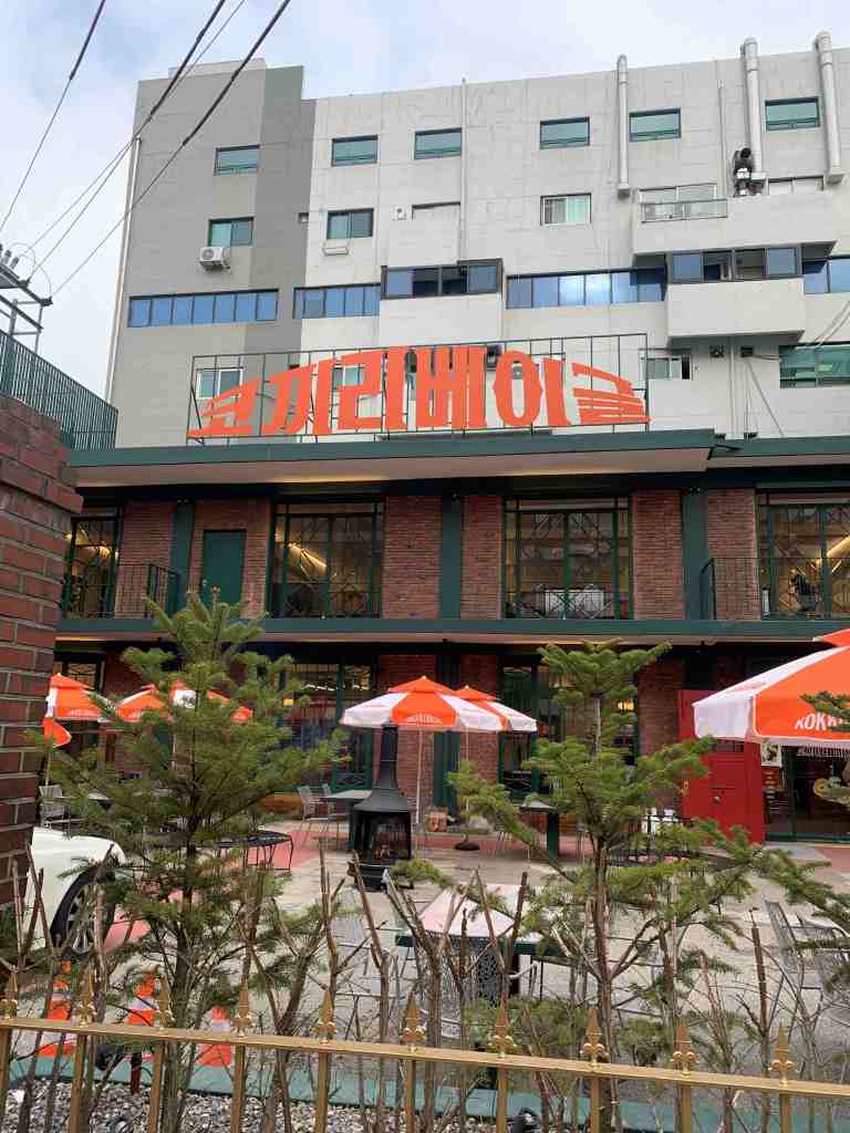 The industrial-style exterior and entrance of Kokkiri Bagel in Seongsu-dong.