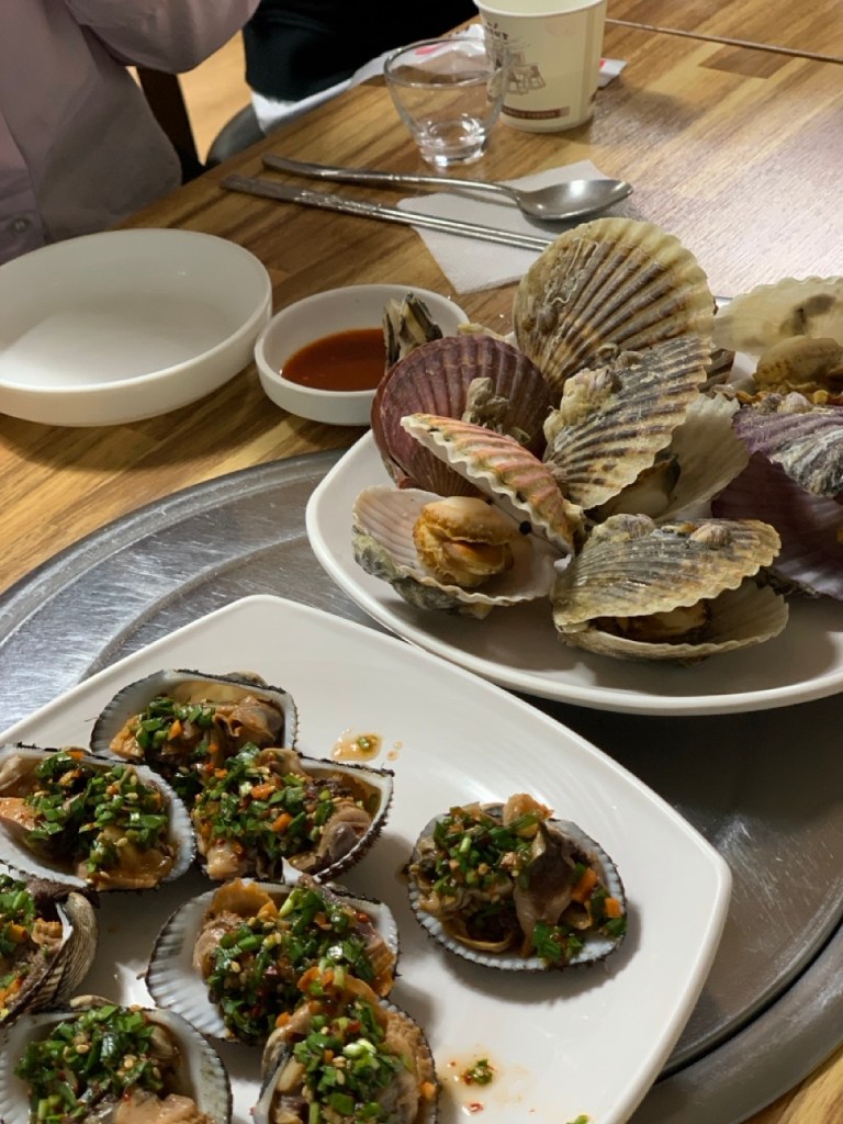 Seasoned cockles with a spicy and savory soy-based sauce.