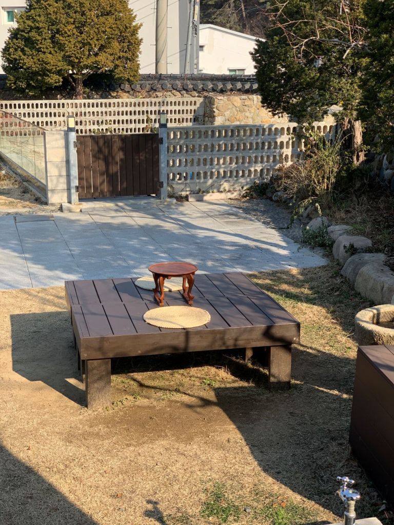 A wide, serene courtyard of Cafe Hanok, perfect for a relaxing afternoon.