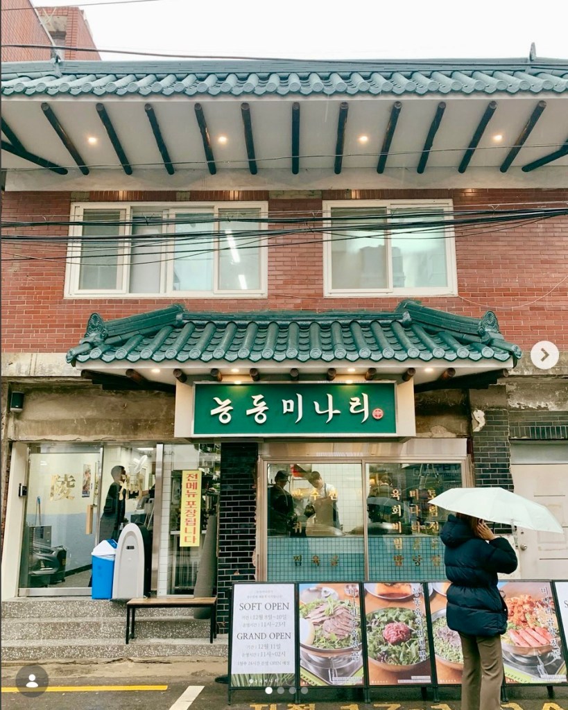 Capturing the stylish yet traditional atmosphere of the famous restaurant in Seongsu.