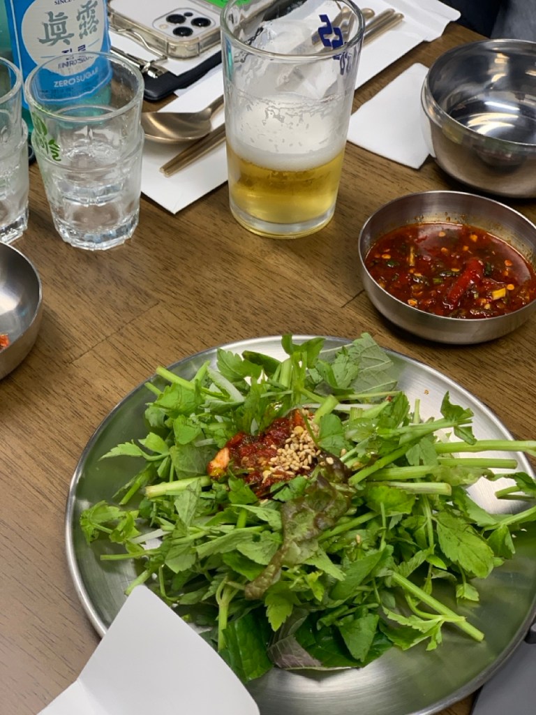 A tangy and refreshing side dish of seasoned water parsley with red chili pepper.