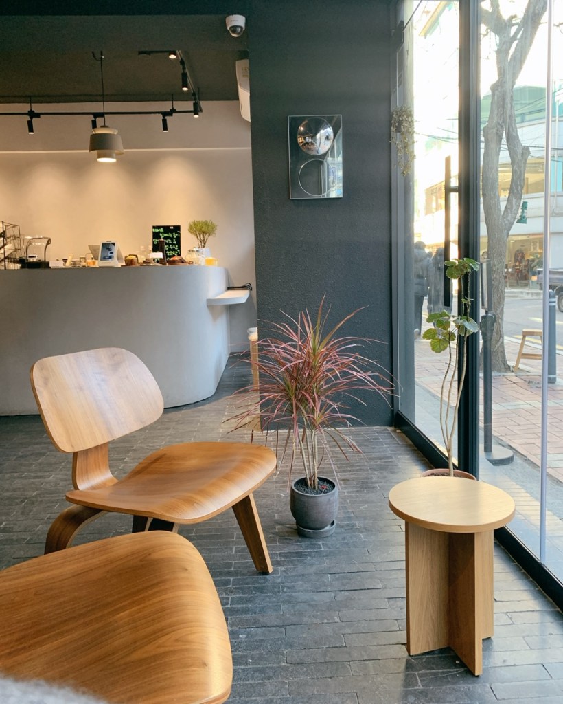 A peaceful snapshot capturing the delightful and cooling dessert vibe in Seoul.