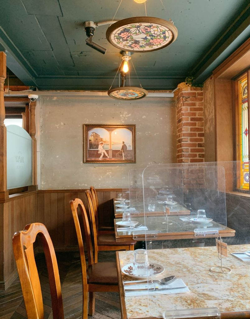 The cozy and sophisticated interior decor, perfect for a pizza date in Seoul.