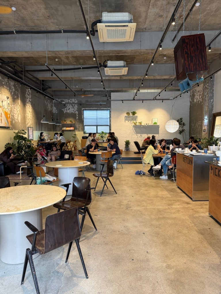 The bright, wide, and beautifully structured interior architecture of FAR BEN Seongsu, ideal for large tour groups.