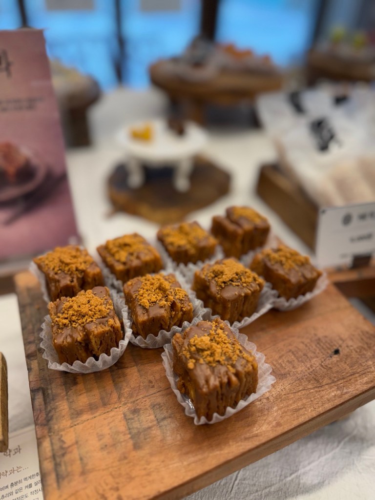 A high-satisfaction close-up showing the pastry-like layers of Yebindang's hand-crafted Yakgwa, deeply infused with sweet rice syrup.