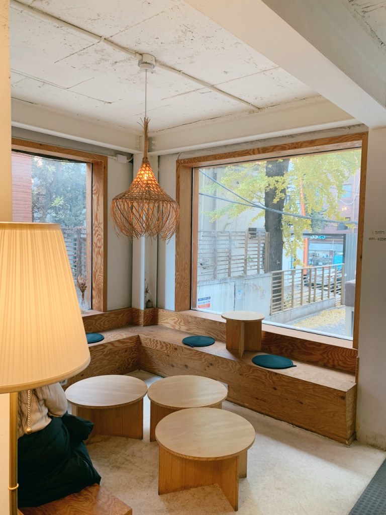The bright, airy, and beautifully structured two-story interior layout of 5 to 7 Seongsu, perfect for tour groups.