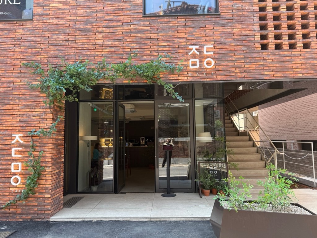 The warm, welcoming, and beautifully understated modern exterior entrance of Cafe Jakdangmoui in Seongsu.