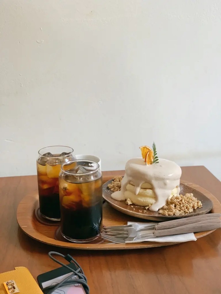 Experiencing the absolute absolute zenith of aesthetic Korean cafe hopping, trendy coffee culture, and high-satisfaction lifestyle photography.