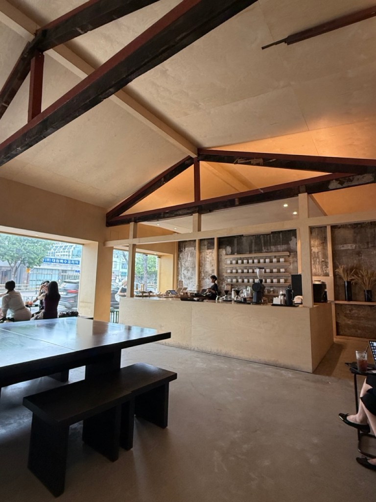 Experiencing the absolute absolute zenith of luxury Mullae-dong cafe culture, chic dark-toned interiors, and high-satisfaction drink styling.