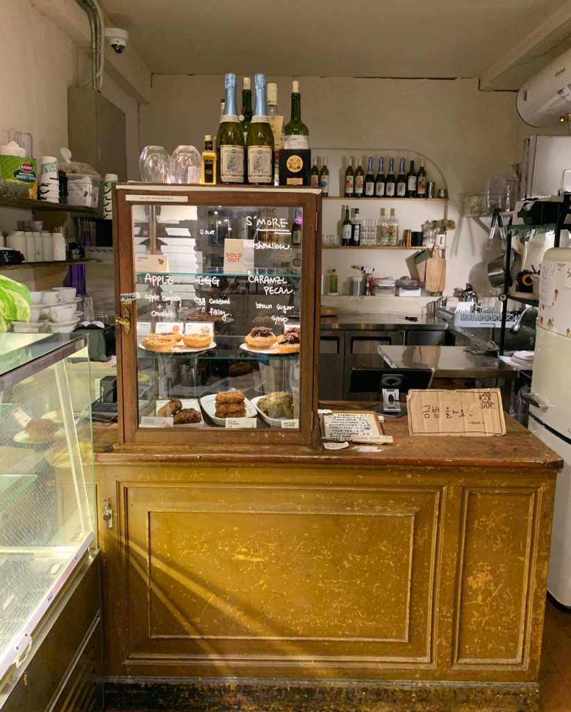 Experiencing the absolute absolute zenith of luxury Mullae-dong cafe interior design, warm wooden aesthetics, and high-satisfaction space styling.