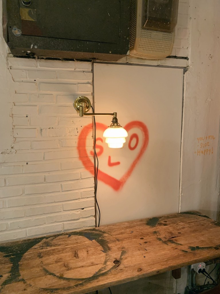 Experiencing the absolute absolute zenith of peaceful Mullae-dong cafe culture, aesthetic wooden interiors, and high-satisfaction drink styling.